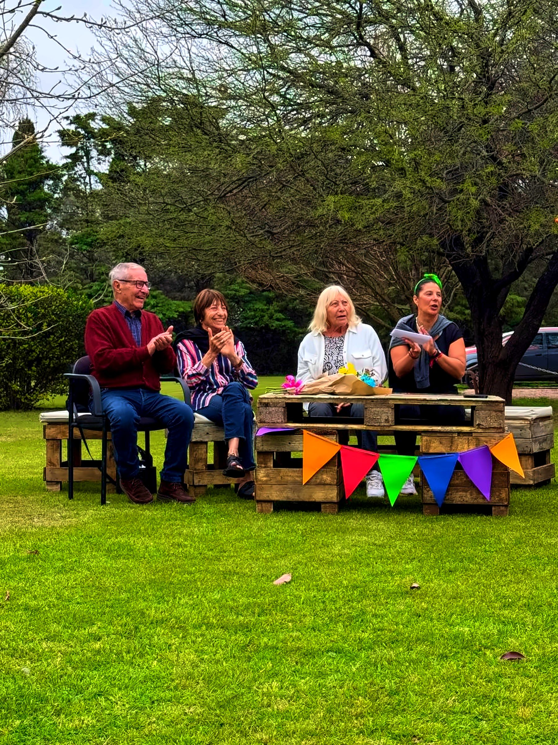 Festejo con guirnaldas en una mesa del parque