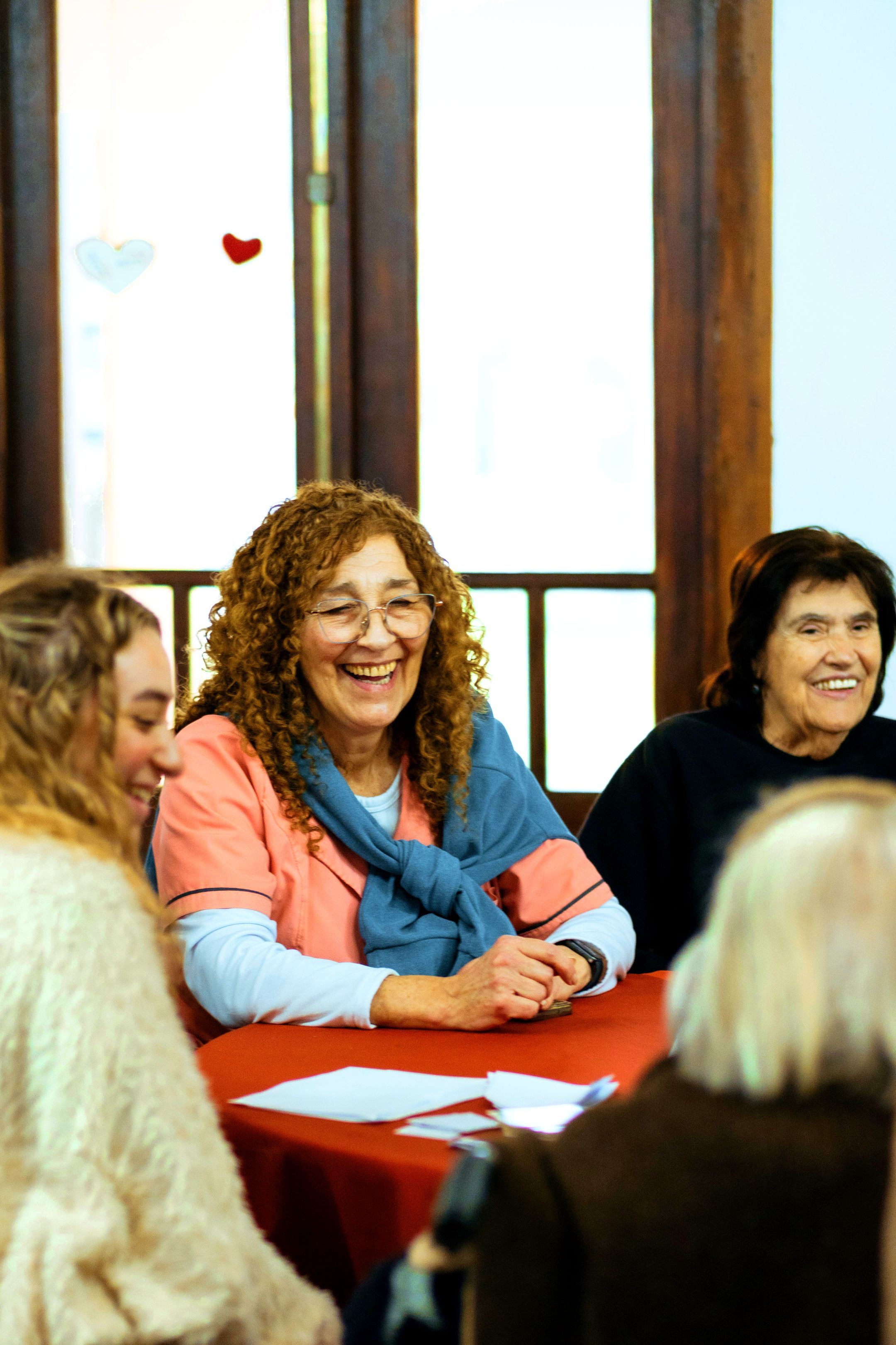 Dos residentes riéndose en la mesa del taller